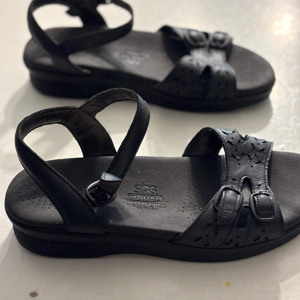 SAS size 6 black sandals, leather, vg condition.